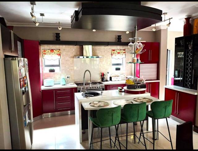 6 BEDROOM HOUSE FOR SALE IN MIDSTREAM ESTATE